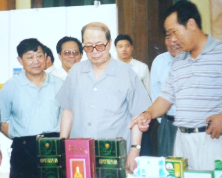 原全國政協副主席孫孚凌與銀杏酒發明人徐君一先生親切交談